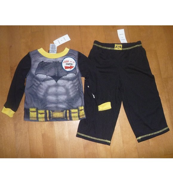 Toddler Boys 2 pc BATMAN Pajamas w detachable CAPE Size 2T Shirt Pants NWT - Picture 1 of 2